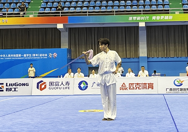 11月6日，第一屆全國學(xué)生（青年）運(yùn)動會武術(shù)套路（大學(xué)組）男子自選劍術(shù)比賽中。人民網(wǎng)記者 歐興榮攝