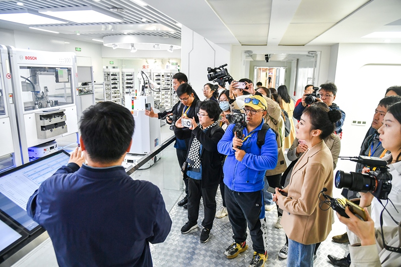 2023年10月16日，第三屆“一帶一路”國際合作高峰論壇新聞中心組織中外記者采訪。記者在中德大廈內(nèi)的博世未來工廠展區(qū)參觀，了解其高質(zhì)量創(chuàng)新發(fā)展成果。