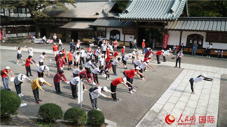 開跑前，中日青少年一起做熱身運(yùn)動(dòng)。人民網(wǎng) 蔣曉辰攝