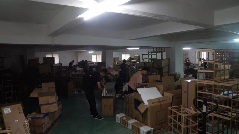 查處倉庫現(xiàn)場。重慶市梁平區(qū)公安局供圖。