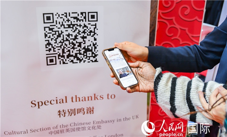 觀眾掃碼《我們的中國故事》系列視頻。人民網(wǎng) 郭錦標(biāo)攝