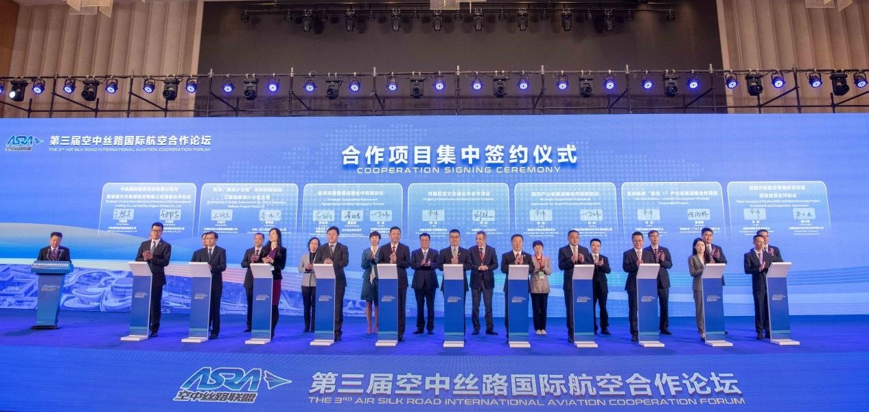 圖為7個(gè)國(guó)內(nèi)外合作項(xiàng)目現(xiàn)場(chǎng)簽約。人民網(wǎng)記者 唐宋攝