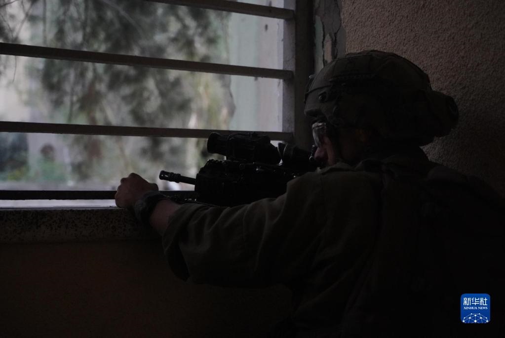 這張以色列國防軍11月9日發(fā)布的照片顯示，以軍地面部隊(duì)在加沙城進(jìn)行軍事行動(dòng)。新華社發(fā)