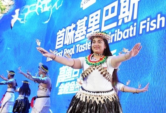 11月8日，來自基里巴斯的參展人員在基里巴斯水產(chǎn)品推介活動(dòng)上表演。