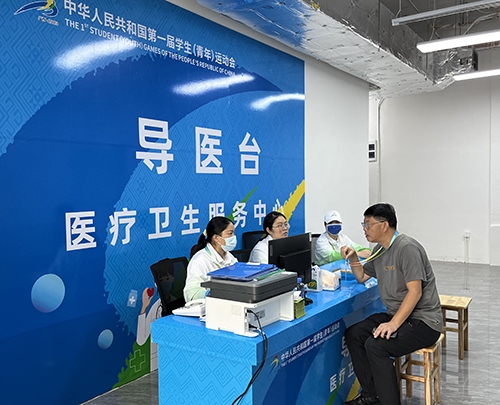 村內(nèi)住客在醫(yī)療衛(wèi)生服務(wù)中心導(dǎo)醫(yī)臺(tái)問(wèn)診。人民網(wǎng)記者 歐興榮攝
