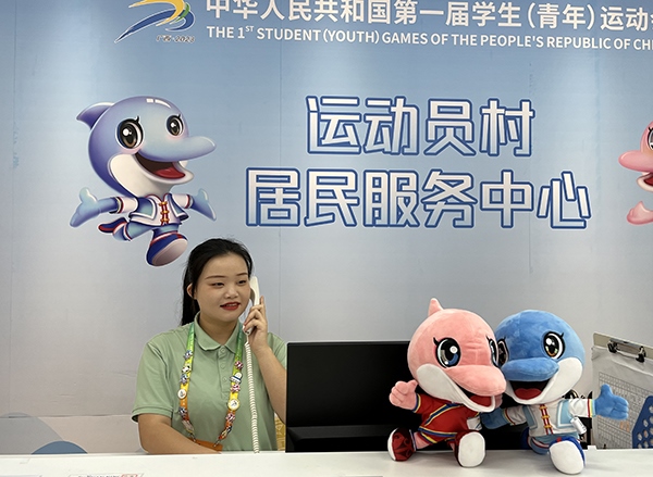 朱珊妮在接聽(tīng)住宿服務(wù)中心的熱線電話。人民網(wǎng)記者 歐興榮攝