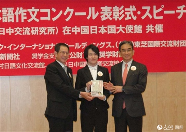 日本駐華大使垂秀夫（右一）、日本僑報(bào)社總編輯段躍中（左一）和趙志琳同學(xué)合影留念。人民網(wǎng)記者 陳建軍攝