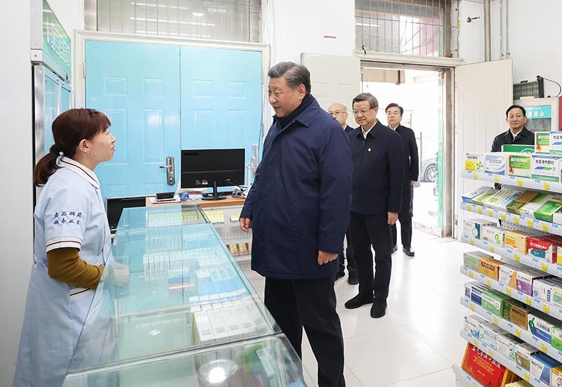 2023年11月10日，習(xí)近平總書記在河北保定涿州市永濟(jì)秀園小區(qū)門口藥店，了解經(jīng)營恢復(fù)情況。