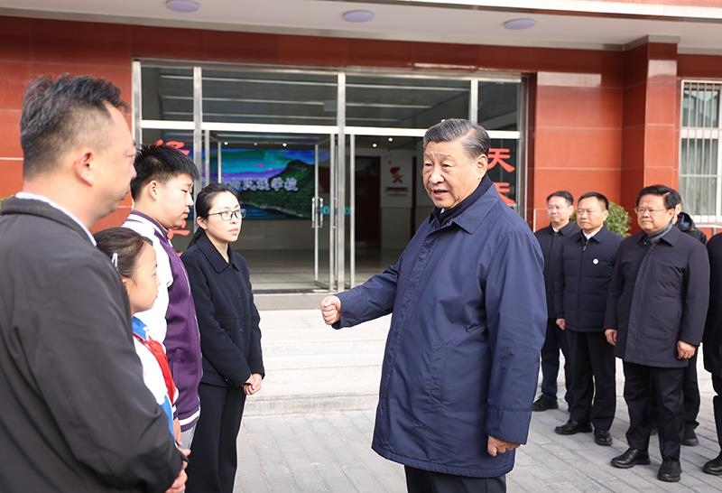 2023年11月10日，習(xí)近平總書記在北京門頭溝妙峰山民族學(xué)校，親切慰問因公犧牲烈士家屬。