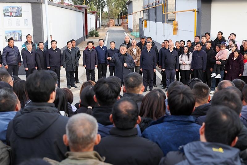 2023年11月10日，習(xí)近平總書記在河北保定涿州市萬全莊村考察時，同村民們親切交流。