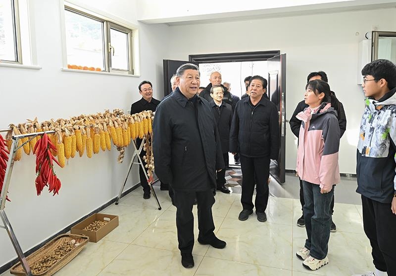 2023年11月10日，習(xí)近平總書記在北京門頭溝妙峰山鎮(zhèn)水峪嘴村村民李盟家看望慰問，了解房屋受損、修繕和冬季取暖等情況。