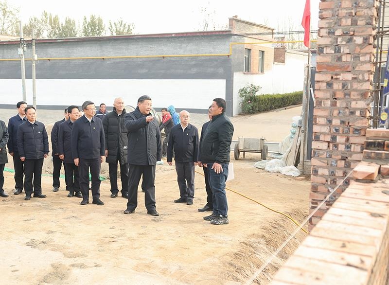 2023年11月10日，習(xí)近平總書記在河北保定涿州市萬全莊村房屋重建施工現(xiàn)場考察。