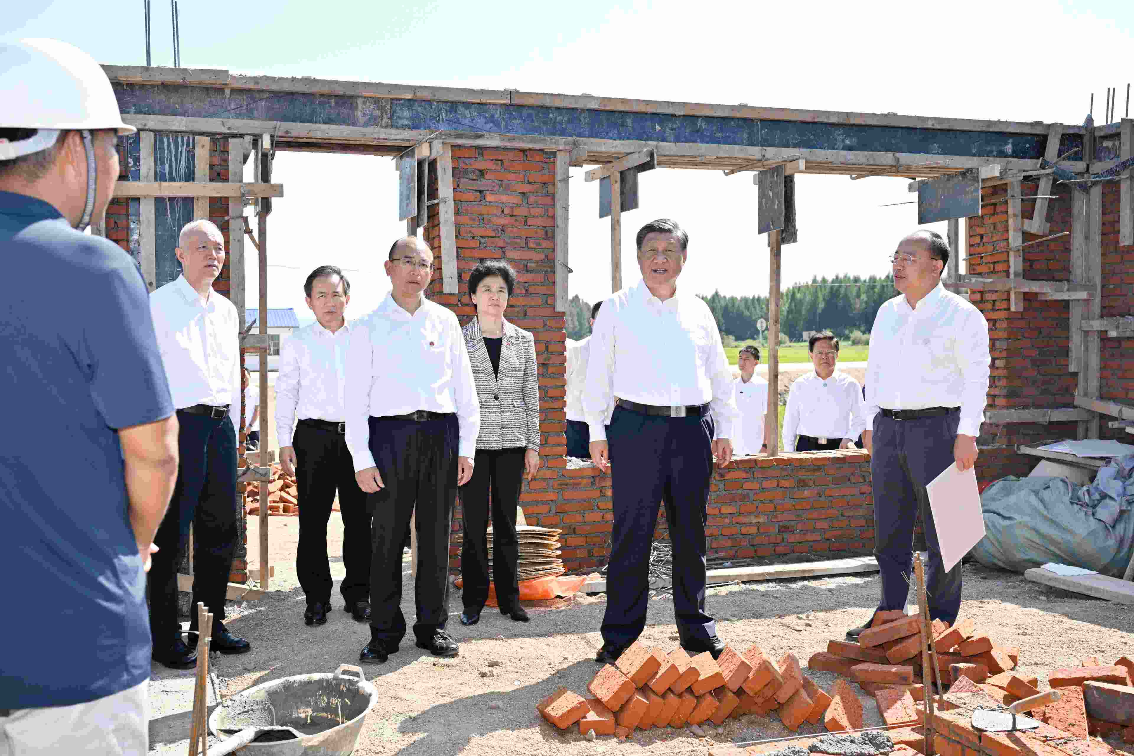 2023年9月7日，習(xí)近平總書記在遭受洪澇災(zāi)害的黑龍江省哈爾濱尚志市老街基鄉(xiāng)龍王廟村，察看水毀房屋重建情況。