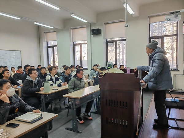 鐘萬勰院士為研究生上課。大連理工大學(xué)供圖