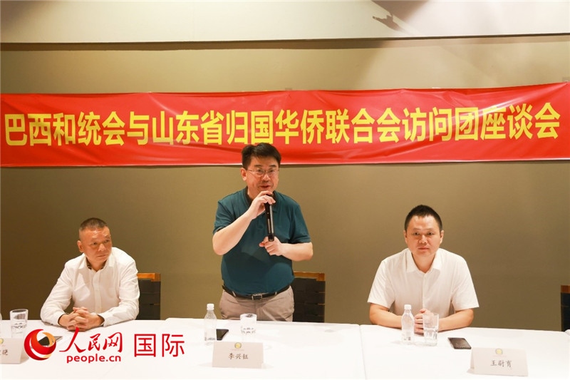 中國僑聯(lián)副主席、山東省僑聯(lián)主席李興鈺（中）在座談會上致辭。人民網(wǎng)記者 陳海琪攝