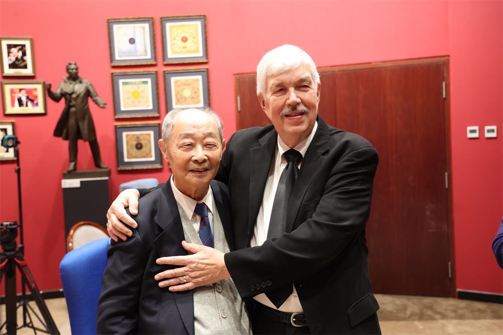 費(fèi)城交響樂(lè)團(tuán)小提琴演奏家戴維·布斯與原中央樂(lè)團(tuán)小提琴演奏家朱信人50年后再相聚。