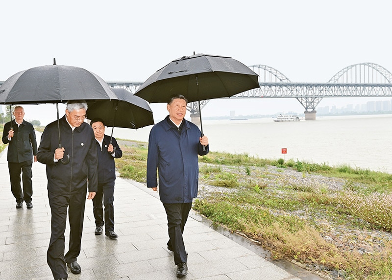 2023年10月10日至13日，中共中央總書(shū)記、國(guó)家主席、中央軍委主席習(xí)近平在江西考察。這是10日下午，習(xí)近平在長(zhǎng)江國(guó)家文化公園九江城區(qū)段考察時(shí)，冒雨沿江堤步行察看沿岸風(fēng)貌。 新華社記者 謝環(huán)馳/攝