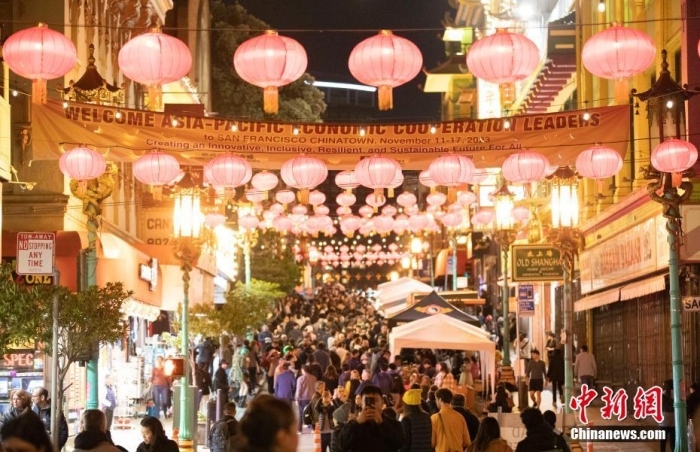 當(dāng)?shù)貢r間11月10日，美國舊金山唐人街夜市人頭攢動。亞太經(jīng)合組織(APEC)第三十次領(lǐng)導(dǎo)人非正式會議將在舊金山舉行，當(dāng)?shù)靥迫私钟媱澟e辦包括夜市在內(nèi)的多場活動，以吸引與會者、游客和市民的光顧。<a target='_blank' href='/'><p class=