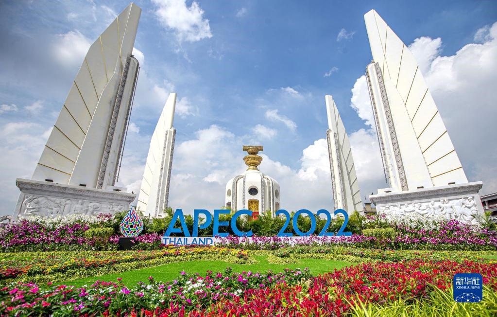 這是2022年11月16日在泰國首都曼谷街頭拍攝的2022年亞太經(jīng)合組織會議標識。新華社記者 王騰 攝