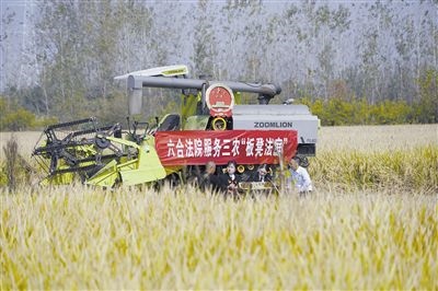  圖②：干警就地解紛場景。