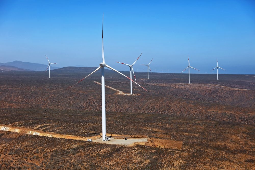 這是2023年2月14日拍攝的位于智利中部沿海的蓬塔謝拉風(fēng)電場。蓬塔謝拉風(fēng)電場是中國在智利投資建設(shè)的首個風(fēng)電場，2018年正式投產(chǎn)發(fā)電，可滿足13萬戶家庭的用電需求，同時每年還能減少15.7萬噸碳排放。