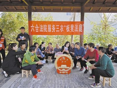  圖③：干警向附近農戶解讀相關法律法規(guī)。