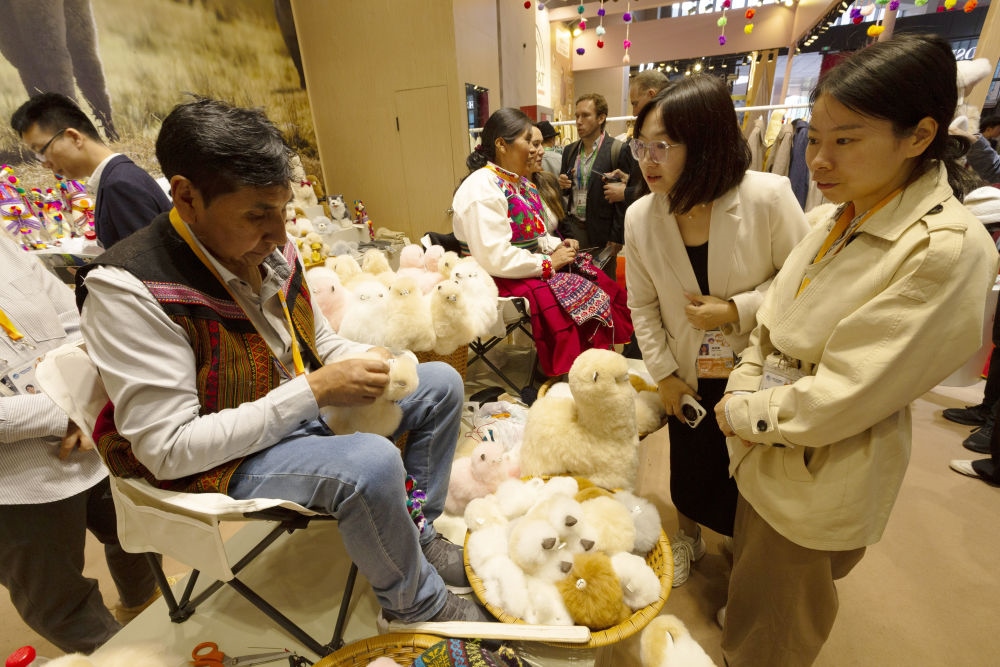 2023年11月7日，秘魯羊駝毛制品手藝人馬馬尼大叔在中國上海舉辦的第六屆進博會上展示羊駝玩偶制作工藝。秘魯特色羊駝毛制品連續(xù)六屆在進博會上亮相，收獲大量訂單。進博會大舞臺讓秘魯傳統(tǒng)手藝人有了更廣闊的發(fā)展空間。
