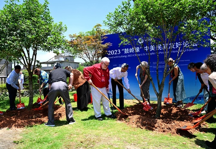 2023年6月28日，出席“鼓嶺之友”座談會的中美各界人士在鼓嶺共同植樹留念。