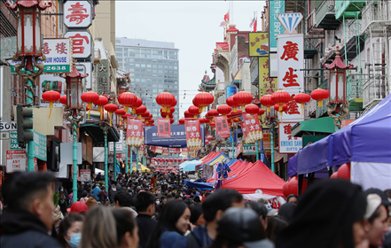 2023年1月15日，人們?cè)诿绹?guó)舊金山唐人街的迎春街會(huì)上游覽、購(gòu)物。當(dāng)日，為期兩天的迎春街會(huì)在美國(guó)舊金山唐人街閉幕，活動(dòng)吸引了大批市民和游客。新華社發(fā)