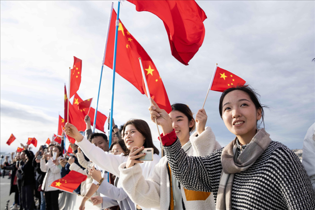△當(dāng)?shù)貢r(shí)間11月14日，華僑華人和中國留學(xué)生代表在沿途街道，熱烈歡迎習(xí)近平主席到訪。