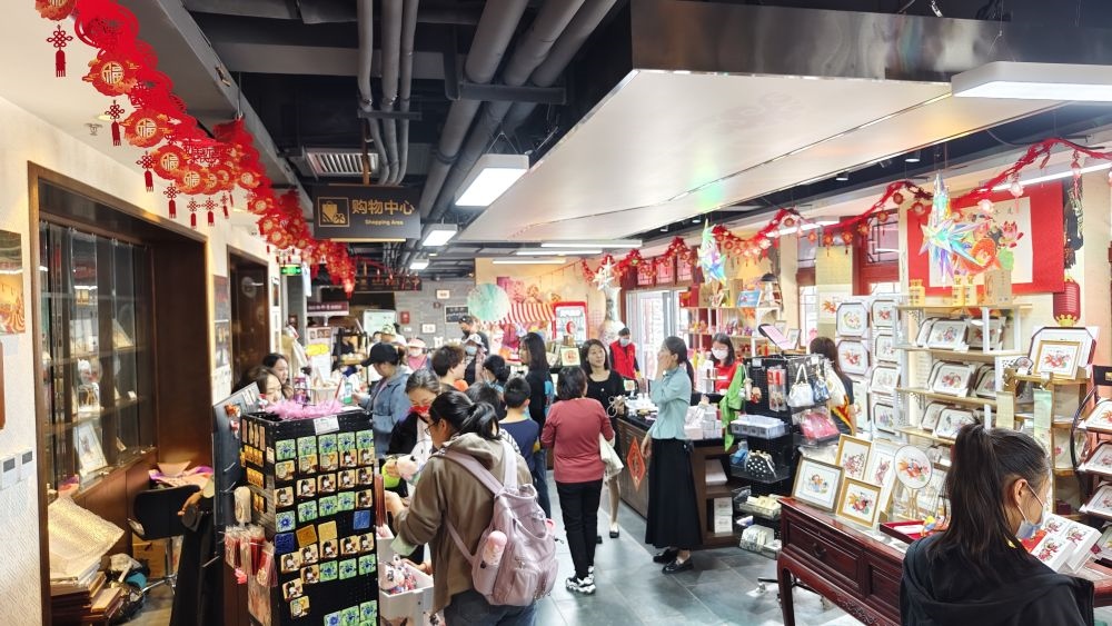 游客在天津市西青區(qū)楊柳青民俗文化館游覽。（新華社記者宋瑞 攝）