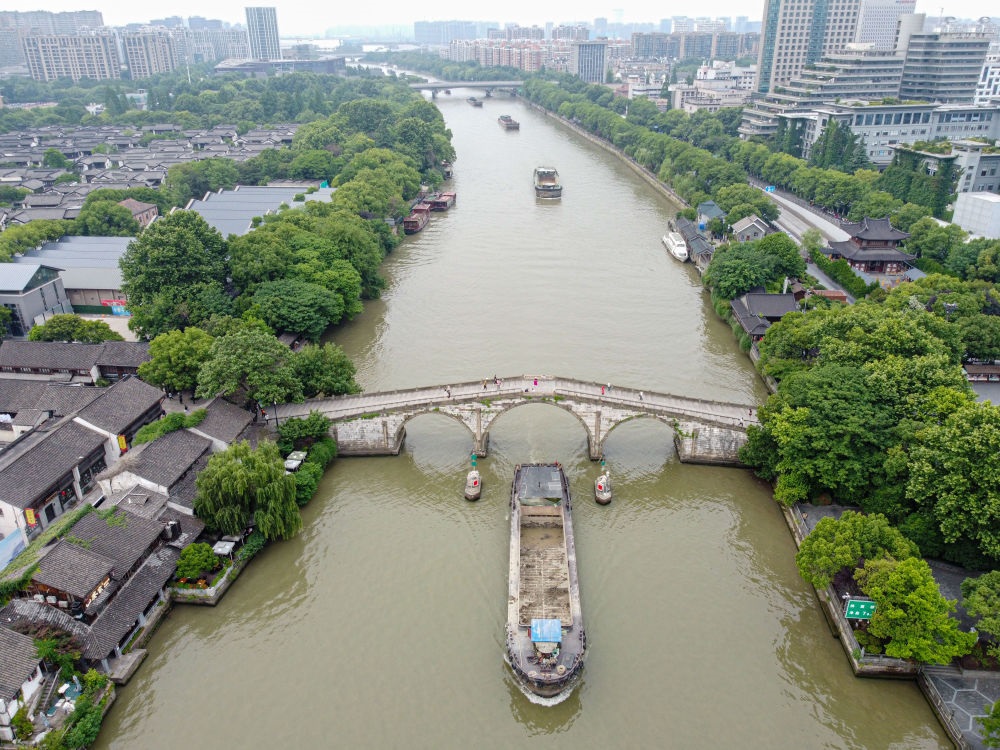 2022年5月27日，貨船通過(guò)京杭大運(yùn)河杭州段拱宸橋。（新華社記者江漢 攝）