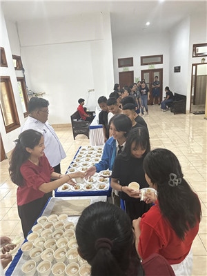 學(xué)生們品嘗中華美食湯圓和燒賣。主辦方供圖