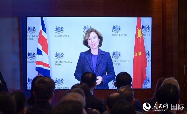 英國駐華大使吳若蘭發(fā)表視頻主旨演講。人民網(wǎng) 郭錦標(biāo) 攝