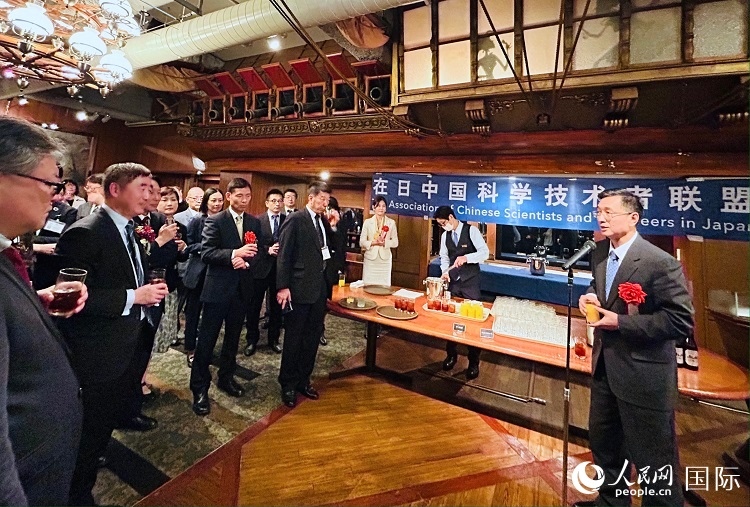 中國駐日本大使館教育處公使銜參贊杜柯偉在紀(jì)念酒會上致祝酒詞。人民網(wǎng) 許可攝