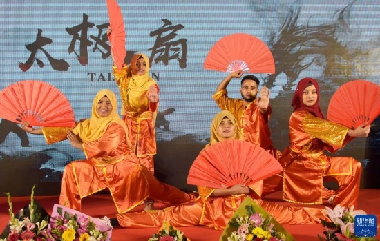 11月22日，在孟加拉國達(dá)卡，學(xué)生在孔子課堂揭牌儀式上表演。新華社發(fā)（薩利姆攝）