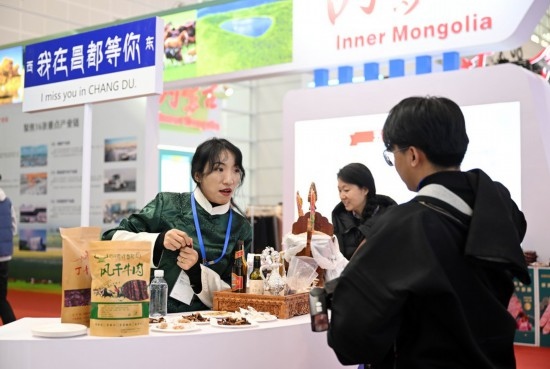 11月23日，參展商和參觀者在國家會展中心（天津）國內(nèi)省市合作交流展區(qū)交流。新華社記者 趙子碩 攝