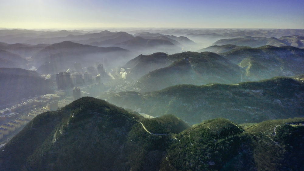 陜西省延安市吳起縣的山山峁峁被茂密的山林覆蓋（2021年12月20日攝，無人機照片）。新華社記者 陶明 攝