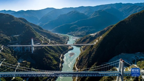 11月25日拍攝的麗香鐵路金沙江特大橋（前），遠(yuǎn)處是麗香高速特大橋（無(wú)人機(jī)照片）。
