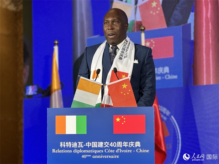 科特迪瓦駐華大使多索·阿達(dá)馬在招待會上致辭。人民網(wǎng) 謝瑩攝