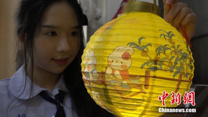 李佳夢(mèng)正在做兔子花燈。呂盛楠 攝