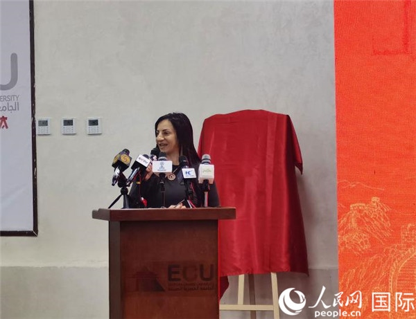 埃及中國(guó)大學(xué)副董事長(zhǎng)索娜塔致辭。人民網(wǎng)記者 沈小曉攝