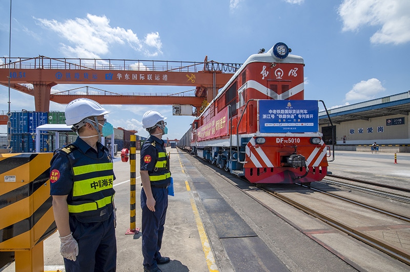 2022年6月29日，浙江金華，中老鐵路國際貨運(yùn)列車浙江號“鐵路快通”首趟專列經(jīng)海關(guān)監(jiān)管后，從金華南站鳴笛啟程，經(jīng)磨憨口岸駛向老撾萬象。