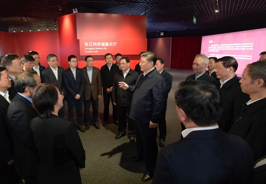2018年11月6日，習(xí)近平在上海張江科學(xué)城展示廳考察時(shí)，同在場(chǎng)的科技工作者親切交談。