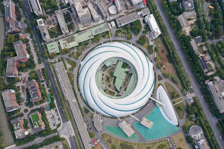 位于上海張江科學(xué)城的國(guó)家大科學(xué)裝置上海光源（2020年10月26日攝，無(wú)人機(jī)照片）。