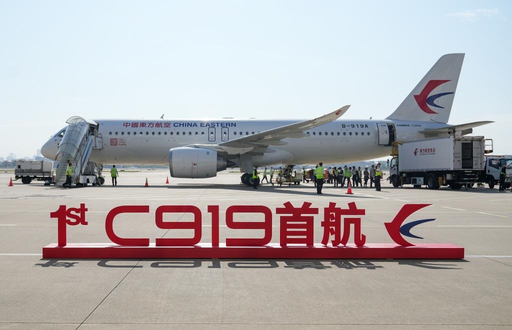 這是2023年5月28日在上海虹橋國(guó)際機(jī)場(chǎng)停機(jī)坪拍攝的C919大型客機(jī)。新華社記者 丁汀 攝