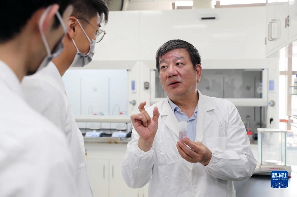 中國科學院院士、國家自然科學獎一等獎得主趙東元在復旦大學實驗室里指導學生（2023年9月2日攝）。新華社記者 劉穎 攝
