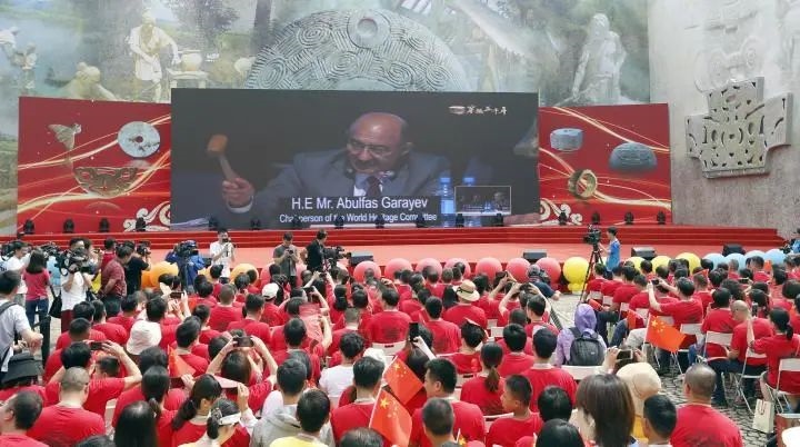 2019年7月6日，杭州市民揮舞國(guó)旗慶祝良渚古城遺址獲準(zhǔn)列入世界遺產(chǎn)名錄。記者 吳煌 倪雁強(qiáng) 攝