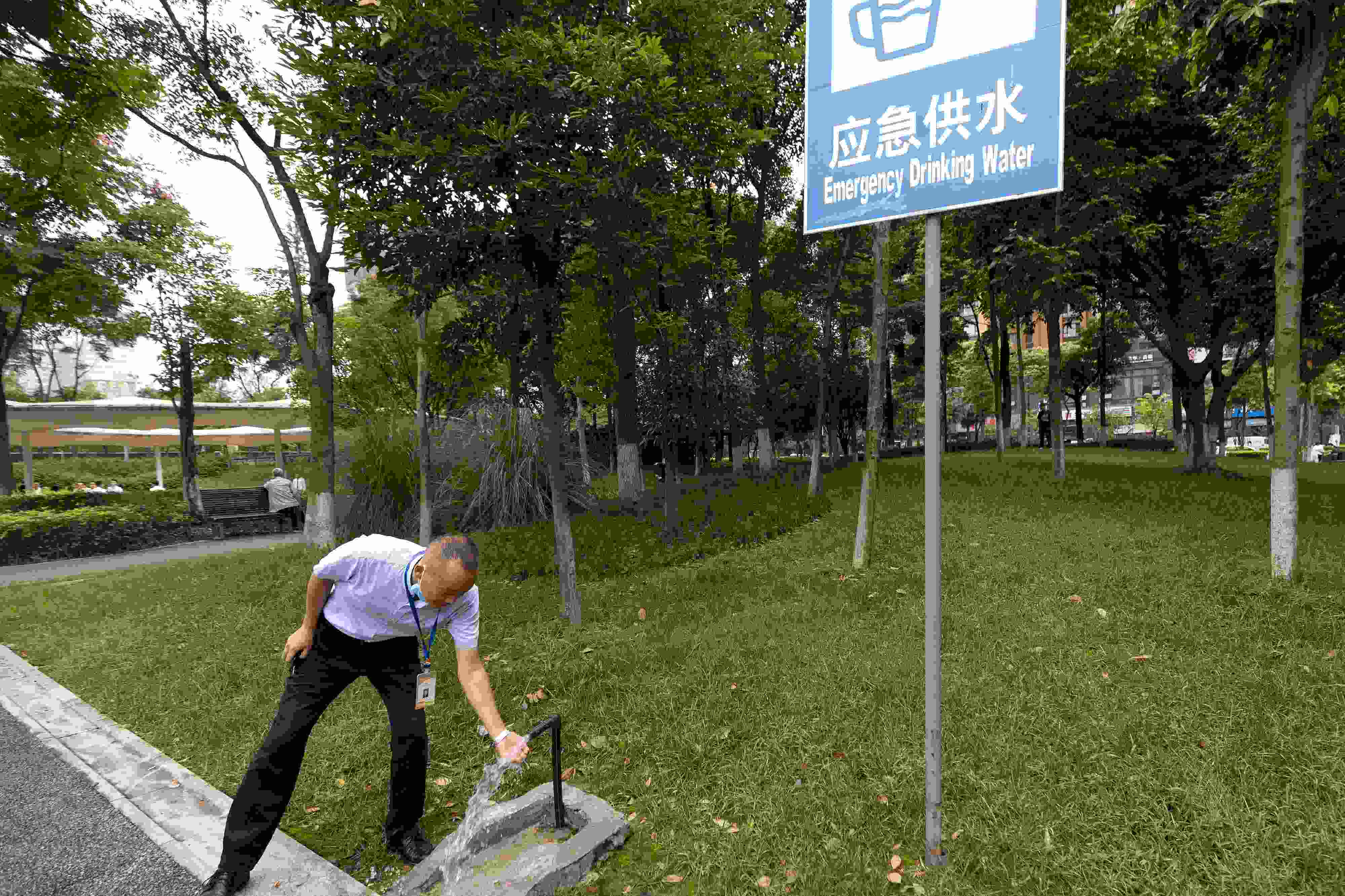 位于成都高新區(qū)天府二街與天府三街之間的大源中央公園，應(yīng)急供水設(shè)施標(biāo)識(shí)醒目。
