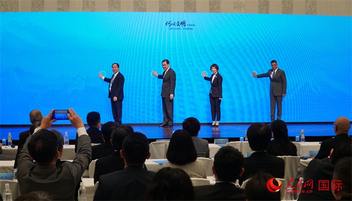 嘉賓共同啟動“何以文明”日本特展體驗(yàn)暨2024年總臺春晚宣介區(qū)。人民網(wǎng) 蔣曉辰攝